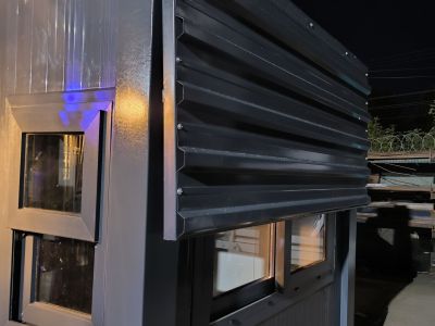 Büro- & Verkaufcontainer mit Holzverkleidung